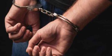 पुलिसकर्मियों से कहा कि वे उसको गिरफ्तार कर लें