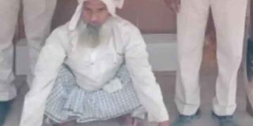 फेसबुक पर लड़की बनकर युवाओं को करते थे ब्लैकमेल, पुलिस ने मोबाइल पर सेक्स चैट करते पिता-पुत्र को पकड़ा