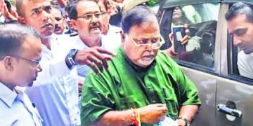 ईडी हिरासत में AIIMS पहुंचे पार्थ चटर्जी, लोग ‘चोर-चोर’ चिल्लाने लगे