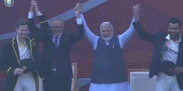 प्रधानमंत्री नरेंद्र मोदी और ऑस्ट्रेलियाई पीएम ने रोहित शर्मा और स्टीव स्मिथ को मैच से पहले सौंपी स्पेशल कैप