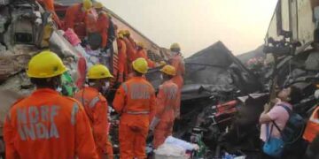एक ही जगह कैसे टकराईं तीन ट्रेनें, किसकी बोगियां पटरी से पहले उतरीं पर कन्फ्यूजन