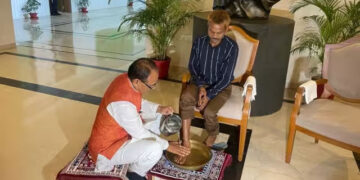 पेशाब कांड के पीड़ित से मिले शिवराज सिंह चौहान, सीएम आवास में धोए पैर