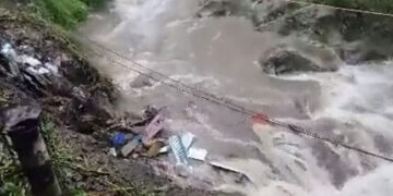केदारनाथ के रूट पर भारी भूस्खलन, आपदा में एक दर्जन लोग लापता; दुकानें भी बह गईं