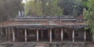 ऐतिहासिक इमारत को तोड़ बनवा लिया बंगला, IAS अधिकारी पर गिरी गाज