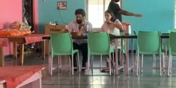 अल्लू अर्जुन सड़क किनारे ढाबे पर खाना खाते आए नजर