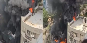 गाजियाबाद की सोसायटी में लगी भीषण आग, धू-धू कर जल रही बिल्डिंग