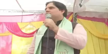 वरुण गांधी की पहली चुनावी जनसभा, सुल्तानपुर में मेनका के मंच से किया 'मां' वाला ऐलान