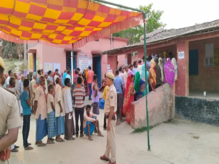 LIVE: राहुल गांधी, स्मृति ईरानी समेत कई दिग्गजों की किस्मत का फैसला आज, वोटिंग जारी