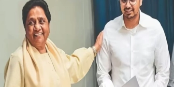 आकाश आनंद का सबसे बड़ा चैलेंज, कैसे बचेगी BSP की सिकुड़ती सियासी जमीन