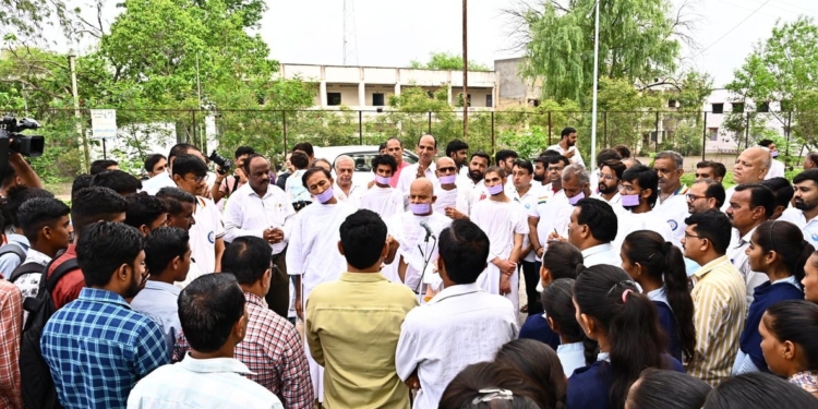 जलगांव जिले को पावन बना धुळे जिले में मानवता के मसीहा महाश्रमण का मंगल प्रवेश