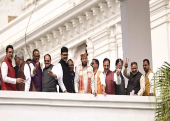 फंस गए यूपी के 7 विधायक, सपा रद्द कराएगी सदस्यता और BJP नहीं दे रही भाव
