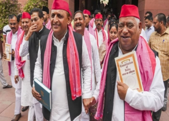 अयोध्या वाले सांसद को अखिलेश ने रखा सबसे आगे, संसद में हाथ पकड़कर लाए