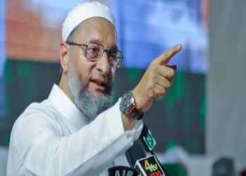 ओवैसी के घर के गेट पर फेंकी स्याही, इजरायल के समर्थन में पोस्टर चिपकाए