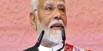 PM मोदी ने श्रीनगर में किया योग; बोले- पूरी दुनिया देख रही योग की ताकत