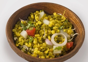 साबुत मूंग दाल से बनाएं टेस्टी सब्जी, डिनर के लिए है परफेक्ट