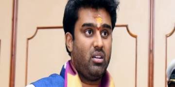 जबरदस्ती चूमा और होंठ-गले पर काटने लगे; अब प्रज्वल के भाई पर FIR