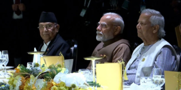 बैंकॉक में शिखर सम्मेलन डिनर में पीएम मोदी और बांग्लादेश के यूनुस साथ बैठे