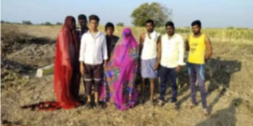 साड़ी पहनकर पुरुषों ने महिला श्रमिकों के नाम पर किया फर्जी मजदूरी