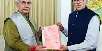 जम्मू-कश्मीर में ट्रांसफर को लेकर सीएम उमर और एलजी मनोज सिन्हा आमने-सामने