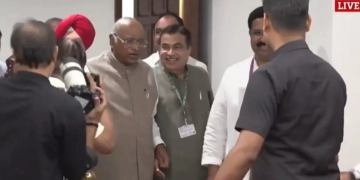 उपराष्ट्रपति चुनाव के लिए मतदान जारी, खरगे का हाथ थाम वोट डालने पहुंचे गडकरी