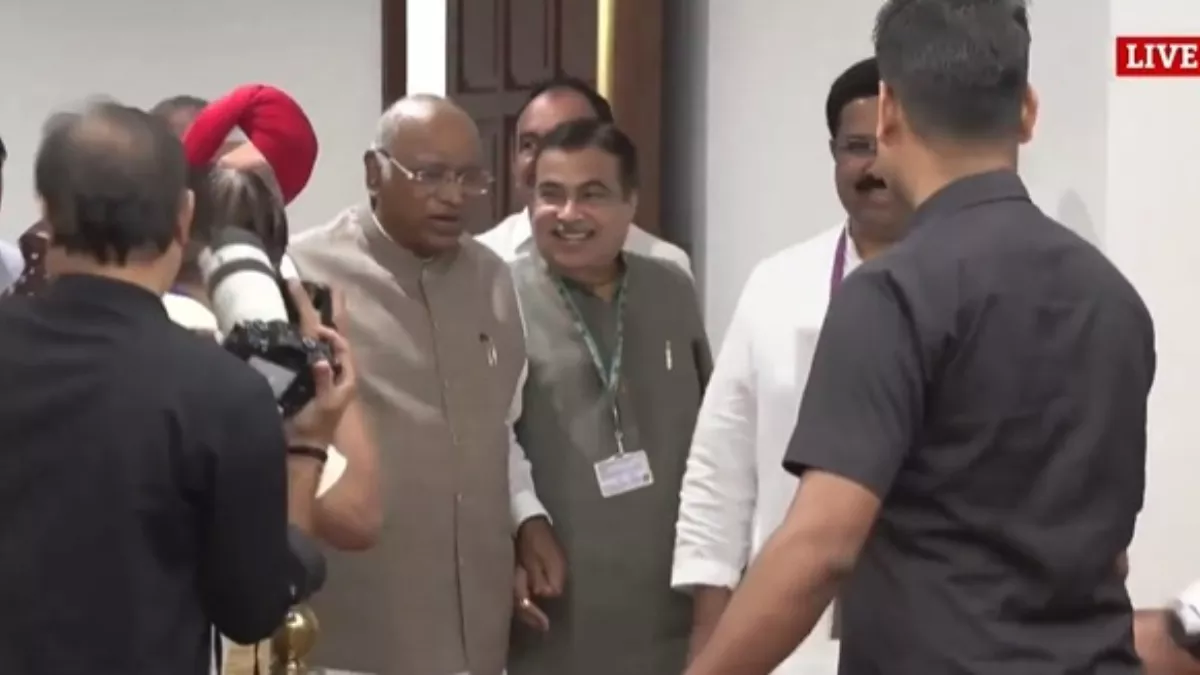 उपराष्ट्रपति चुनाव के लिए मतदान जारी, खरगे का हाथ थाम वोट डालने पहुंचे गडकरी