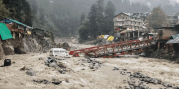 हिमाचल बेहाल: बादलों के कहर से सड़कें, रेल और जीवन ठप
