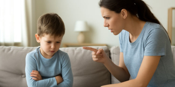 बच्चों की गलती पर प्यार से ध्यान दें, शर्मिंदा न करें