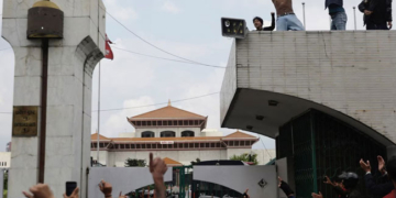 सोशल मीडिया बैन पर नेपाल में बवाल, संसद तक पहुंची युवाओं की भीड़