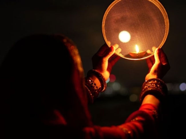 करवाचौथ 2025: अखंड सौभाग्य का अद्भुत योग, रोहिणी नक्षत्र में होगा चंद्रोदय