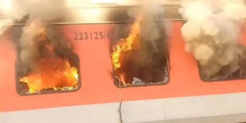 ट्रेन की बोगी में आग