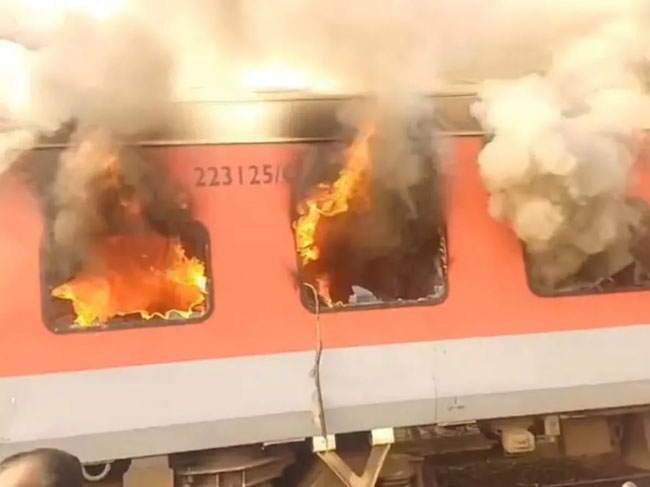 ट्रेन की बोगी में आग