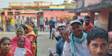 बिहार में वोटिंग जारी, मतदान केंद्रों पर उमड़ी भीड़, PM ने भी की अपील