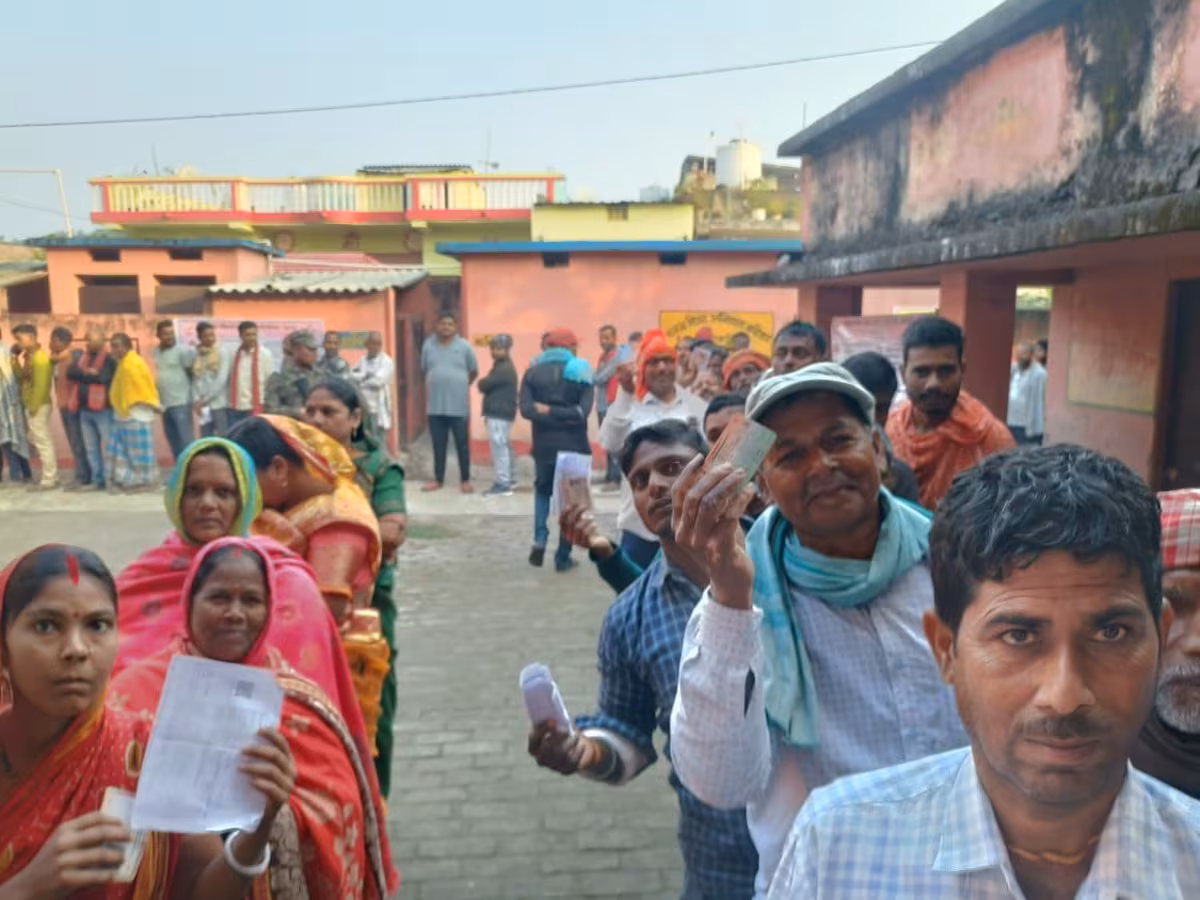 बिहार में वोटिंग जारी, मतदान केंद्रों पर उमड़ी भीड़, PM ने भी की अपील