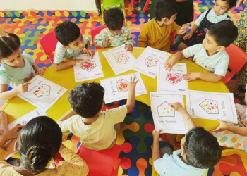 बच्चे को प्ले स्कूल कब भेजें? माता-पिता की सबसे आम गलती