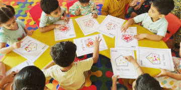 बच्चे को प्ले स्कूल कब भेजें? माता-पिता की सबसे आम गलती