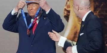 अपना नहीं, पर नोबेल शांति पुरस्कार ट्रंप के हाथ आया; मचाडो ने पदक भेंट किया