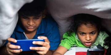 गैजेट्स की लत और बिगड़ती दिनचर्या: बच्चों की नींद पर बढ़ता संकट