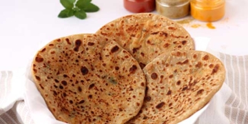 देसी स्वाद का तीखा प्रयोग: पनीर-ठेचा पराठा