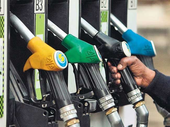 बजट से पहले पेट्रोल-डीजल महंगा होने के संकेत, एक्साइज ड्यूटी बढ़ा सकती है सरकार