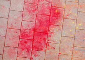 फर्श के रंगीन दाग मिटाएँ आसानी से – जानिए असरदार घरेलू नुस्खे