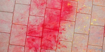 फर्श के रंगीन दाग मिटाएँ आसानी से – जानिए असरदार घरेलू नुस्खे