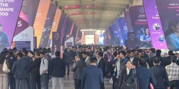 अव्यवस्था पर मंत्री की माफी: ‘एआई महाकुंभ’ के पहले दिन मचा हंगामा