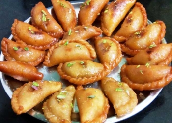 रंग और मिठास का संगम: होली की चाशनी वाली मावा गुजिया