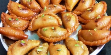 रंग और मिठास का संगम: होली की चाशनी वाली मावा गुजिया