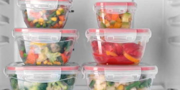 प्लास्टिक कंटेनर और टॉक्सिक खाना: जानिए खतरे और बचाव
