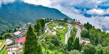 अप्रैल की ठंडी हवाओं में भारत के हिल स्टेशनों का सफर
