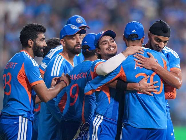 इंग्लैंड को आखिरी ओवर में रोका, भारत का फाइनल सफर तय
