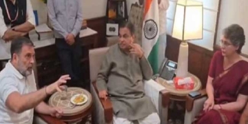 राहुल-प्रियंका गांधी ने गडकरी से ट्रक-बस निर्माताओं की समस्या पर चर्चा