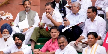 संसदीय गरिमा पर सवाल: पूर्व अधिकारियों ने राहुल गांधी से माफी मांगी