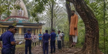 बांग्लादेश में मंदिर के देखभालकर्ता का शव पेड़ से लटका मिला